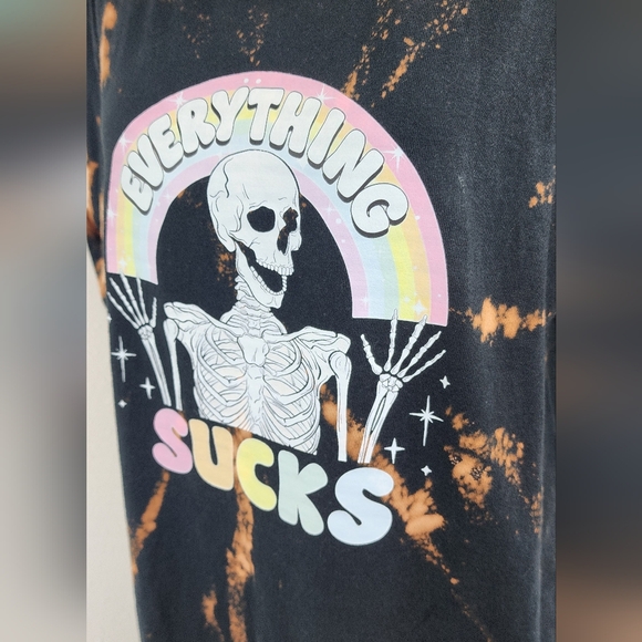 💀🌈 Gildan tie dye bleached black tee with skull raimbow unisex vinyl - Picture 4 of 10